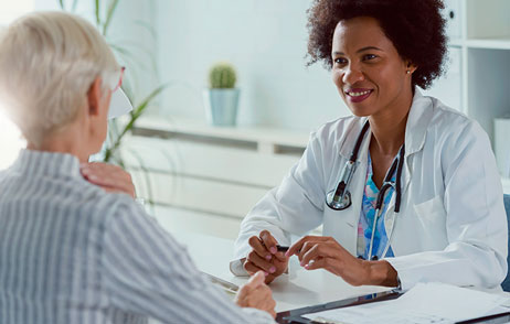 Diagnose Patientin schildert Ihre Beschwerden ihrer Ärztin