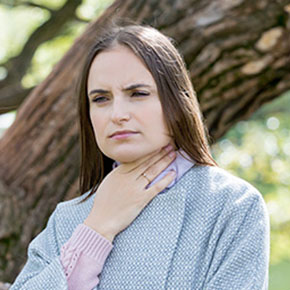 Sodbrennen äußert sich als brennender Schmerz hinter dem Brustbein