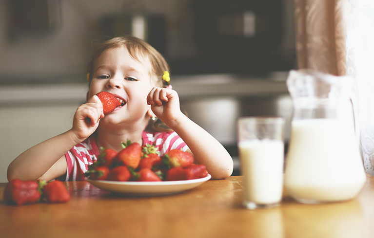 Mädchen isst Erdbeeren