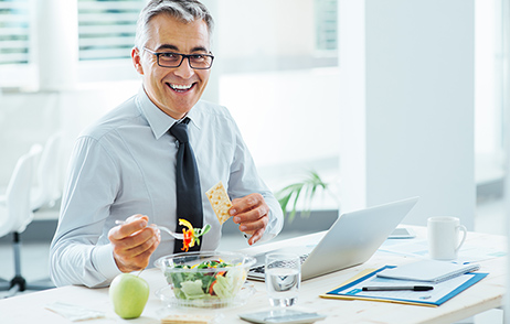 Büroarbeiter isst Salat