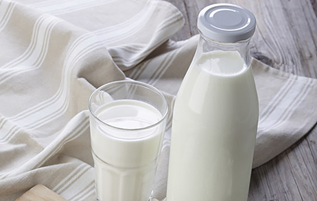 Milch mit Milchglas