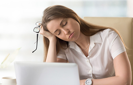 Müde Frau am Laptop