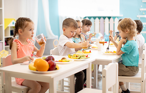 Kinder beim gemeinsamen Essen