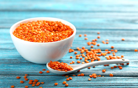 Eine gesunde, ausgewogene Ernährung mit viel frischem Obst und Gemüse, Getreide, Milchprodukten, Fisch und Fleisch versorgt den Körper mit allen notwendigen Nährstoffen