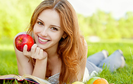 Der ratiopharm-Planer Vitamine kompakt zeigt alle Vitamine inklusive ihrer Aufgaben im Körper, den tägliche Bedarf für Frauen und Männer sowie die besten Nährstoff-Lieferanten