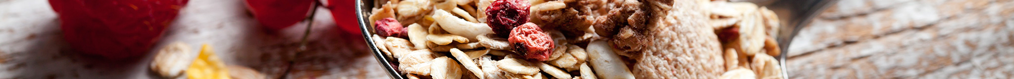 Ein Löffel hat Müsliflocken aufgeladen. 