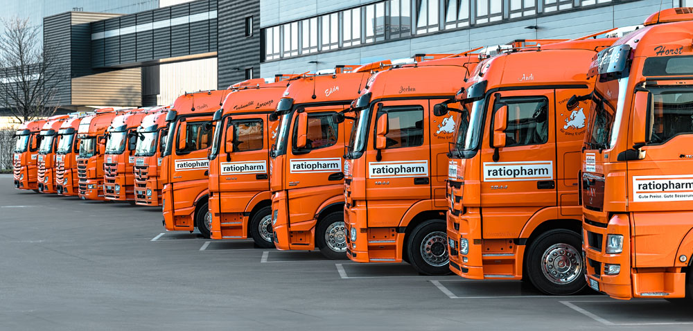 Alles aus einer Hand - Logistik ratiopharm LKW Flotte vor dem Logistikzentrum
